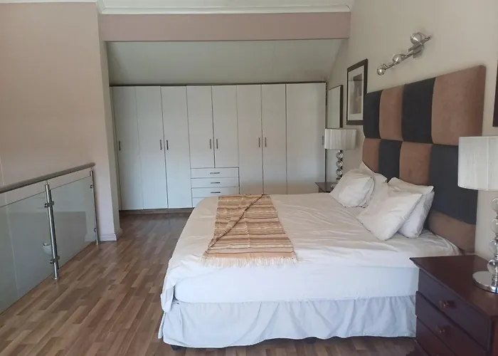Mount Royal 30 Large 1 Bed With Balcony