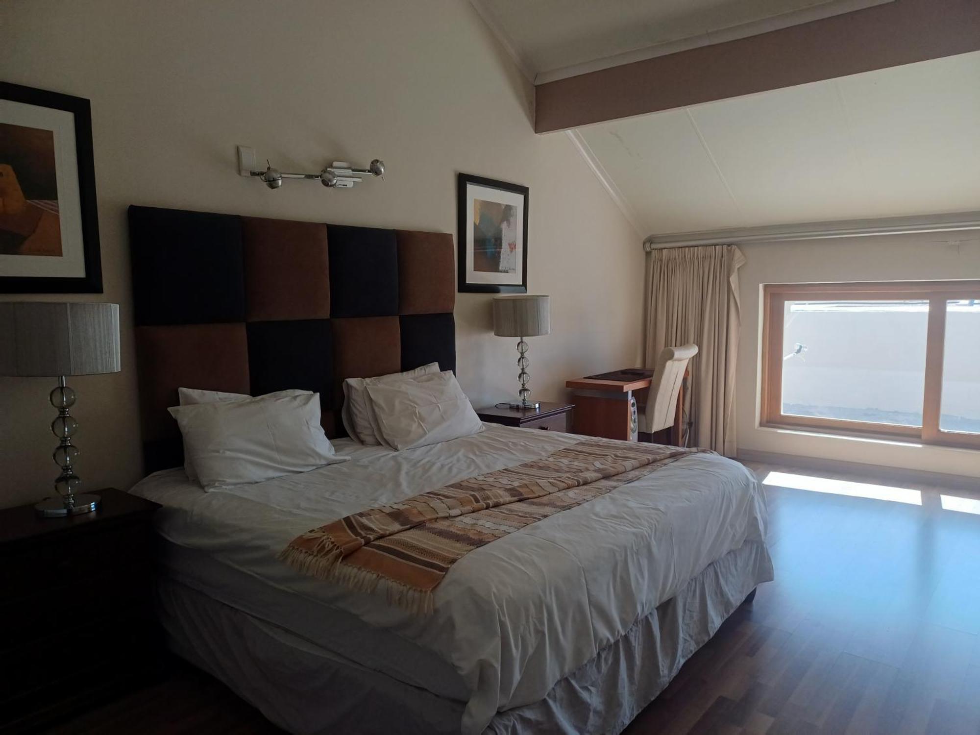 Mount Royal 30 Large 1 Bed With Balcony Apartment Johannesburg