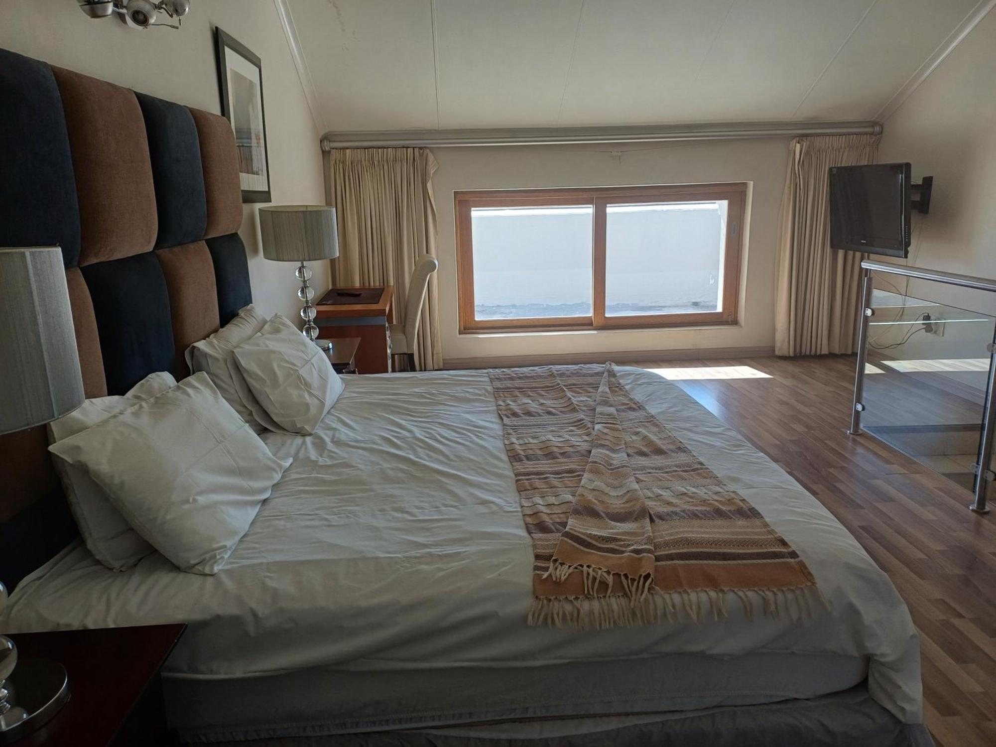 Mount Royal 30 Large 1 Bed With Balcony Apartment Johannesburg